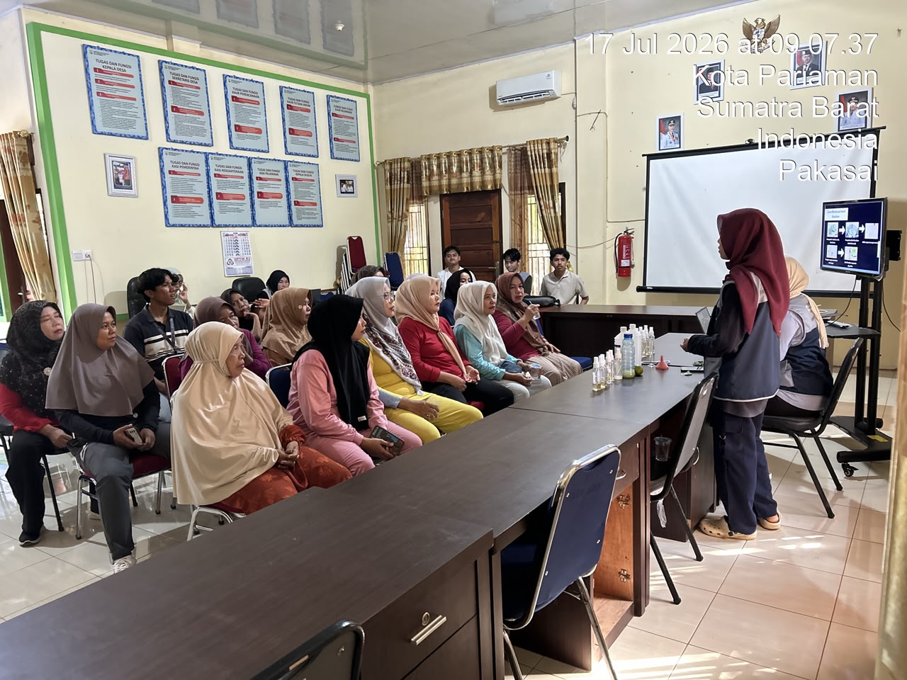 PELATIHAN PEMBUATAN HAND SANITIZER BERBAHAN DAUN SIRIH DORONG PEMANFAATAN TANAMAN LOKAL UNTUK MENJAGA KESEHATAN MASYARAKAT