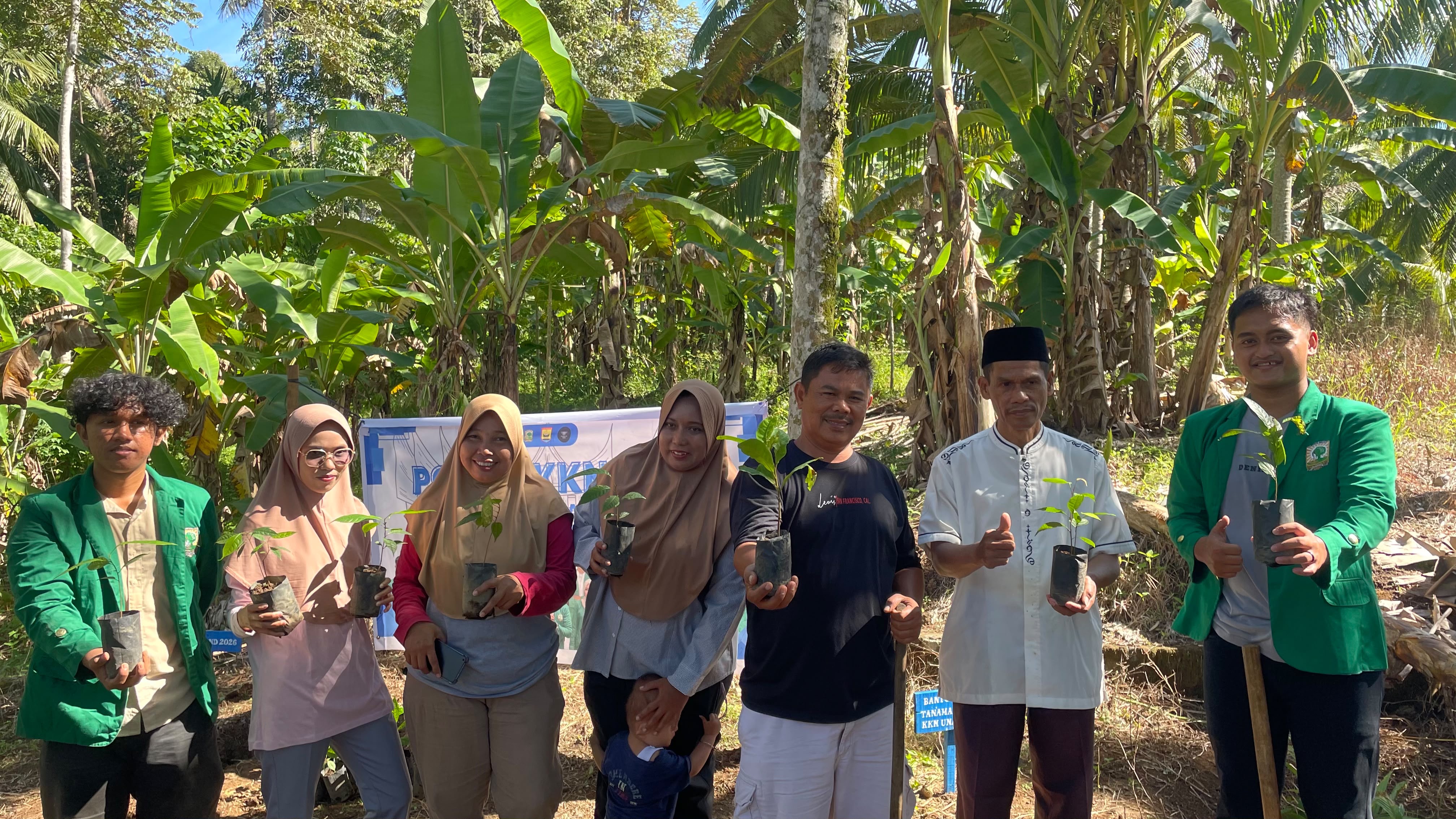 Hijaukan Desa, Mahasiswa KKN Universitas Andalas Tanam Puluhan Bibit Pohon di Desa Pakasai